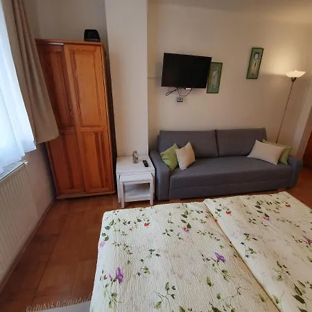 Zlty Dom Homestay Vrbov