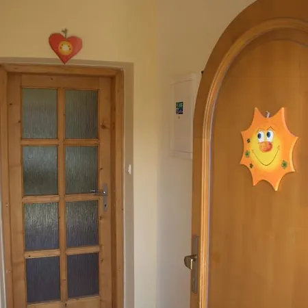 Zlty Dom Homestay Vrbov